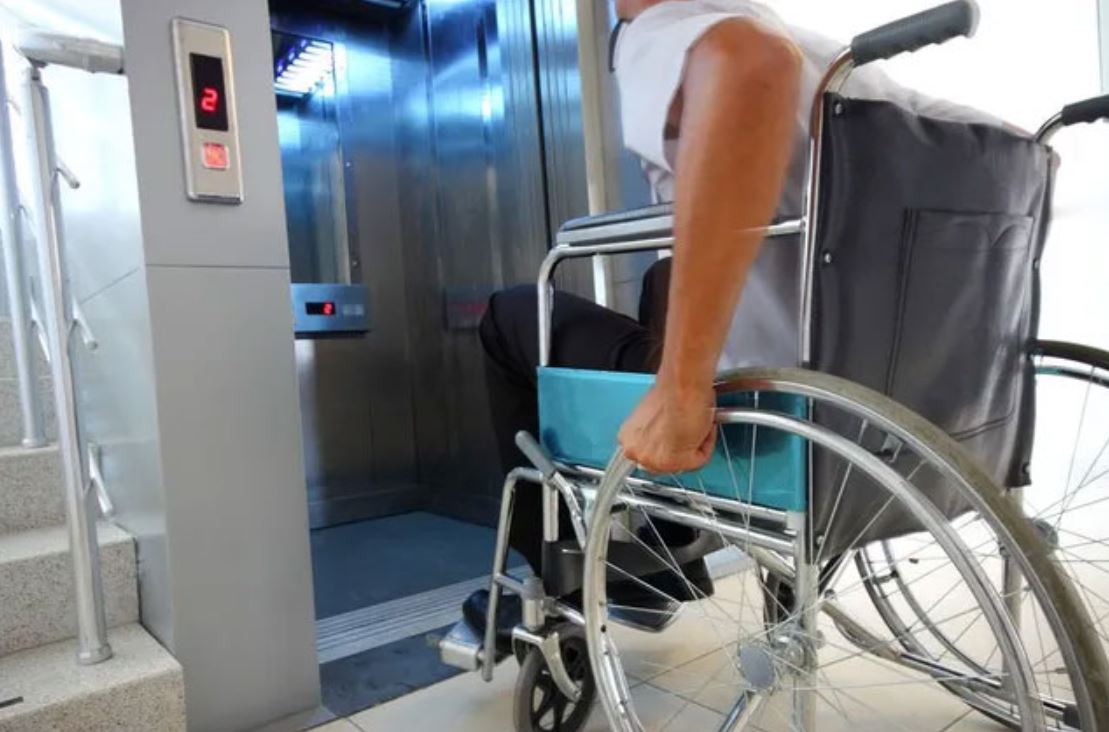 Hình ảnh cabin thang máy đạt kích thước tiêu chuẩn cho người ngồi xe lăn