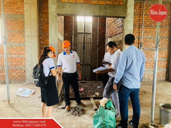 Kỹ sư Mitsu Japan đang khảo sát lắp đặt thang máy gia đình 350kg cho biệt thự 4 tầng