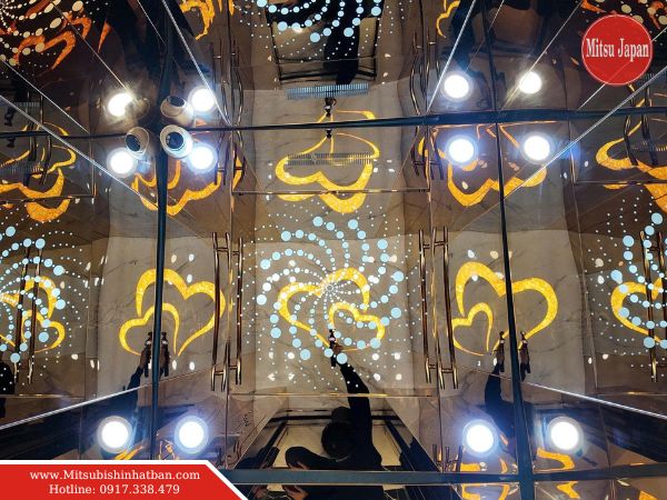 Hình ảnh thang máy 2 tầng lắp đặt trong biệt thự và nhà phố hiện đại, giúp việc di chuyển tiện lợi và an toàn