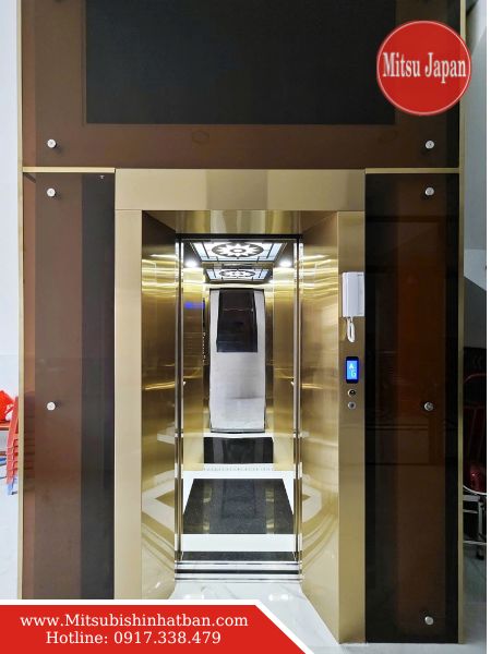 Hình ảnh thang máy kính 2 tầng sang trọng, tạo điểm nhấn cho không gian biệt thự hiện đại