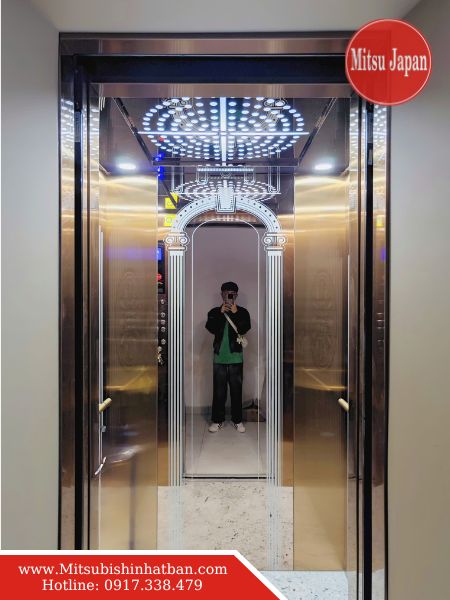 Hình ảnh thang máy 550kg lắp đặt trong nhà phố 6 tầng, phù hợp cho khách sạn mini, thiết kế gọn gàng, tiết kiệm diện tích