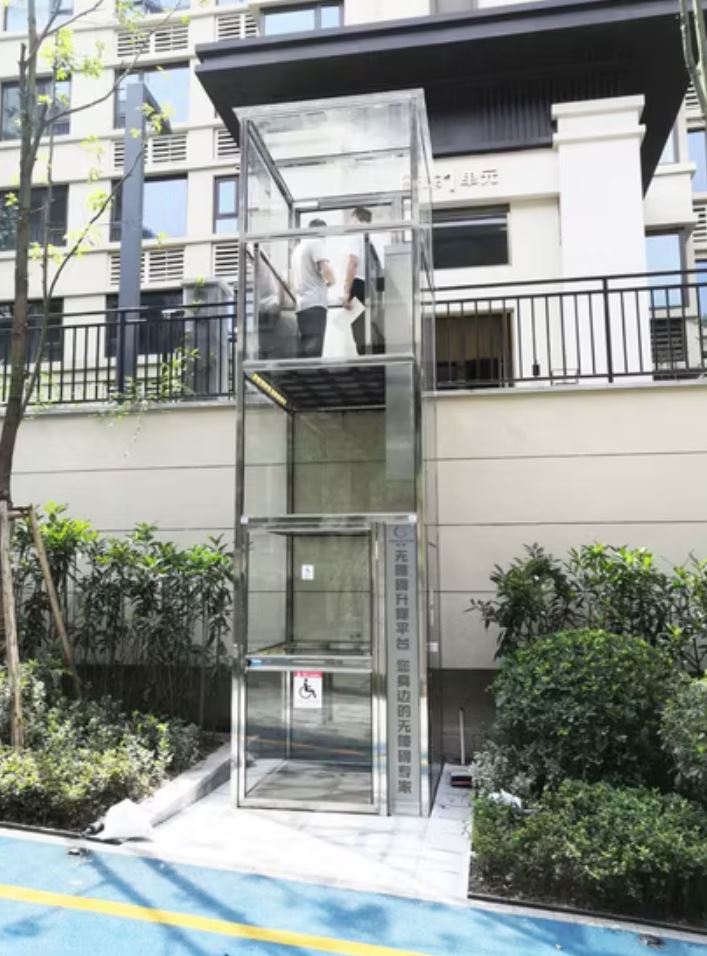 Hình ảnh thang máy cho xe lăn được lắp đặt ngoài trời