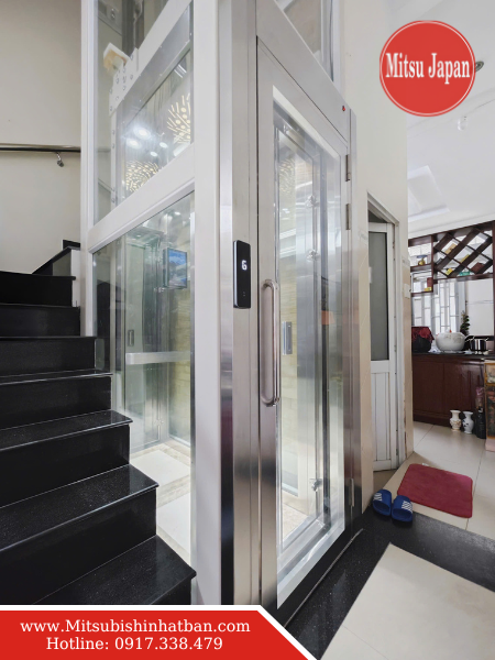 Thang máy kính mang lại vẻ đẹp hiện đại, giúp nhà nghỉ trở nên nổi bật