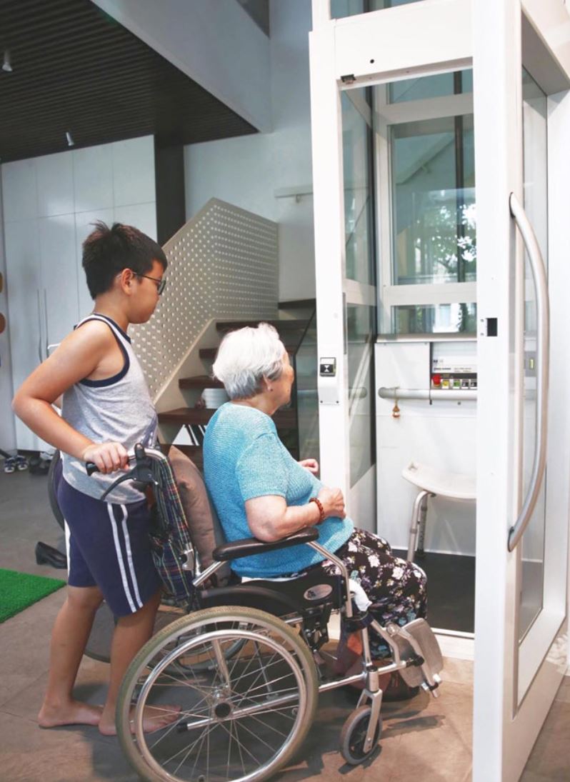 Hình ảnh thang máy mini cho người khuyết tật lắp đặt trong nhà nhỏ, không cần hố PIT sâu