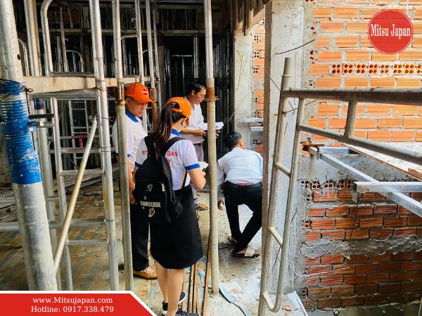 Kỹ thuật viên đang lắp đặt thang máy gia đình 320kg tại nhà phố